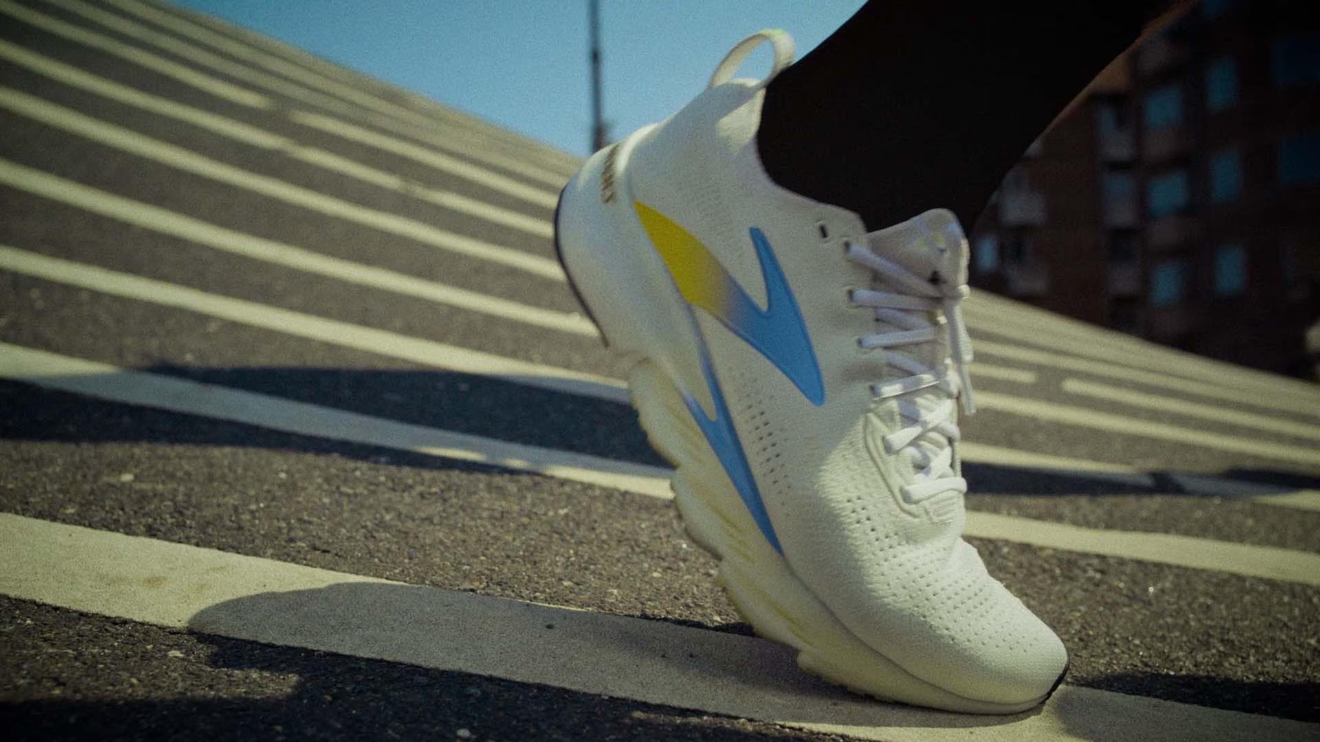 A person wearing the Glycerin Flex runs outside